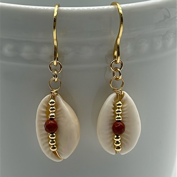 2359- Handmade Shell Dangle Earrings NWT - Picture 1 of 6